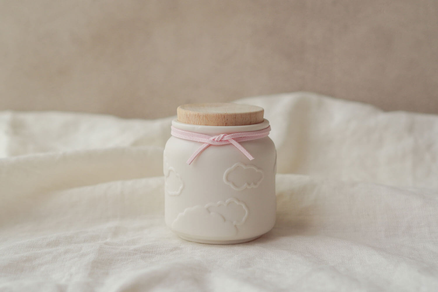 天使のうつわ-赤ちゃんのお骨壷-雲模様とピンクのパステルカラーの紐付きのかわいいデザインの赤ちゃんのお骨壷