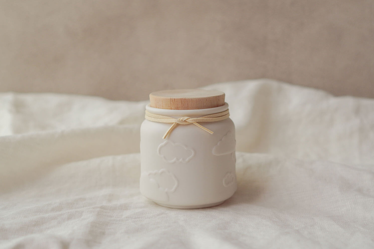 天使のうつわ-赤ちゃんのお骨壷-雲模様ときいろのパステルカラーの紐付きのかわいいデザインの赤ちゃんのお骨壷