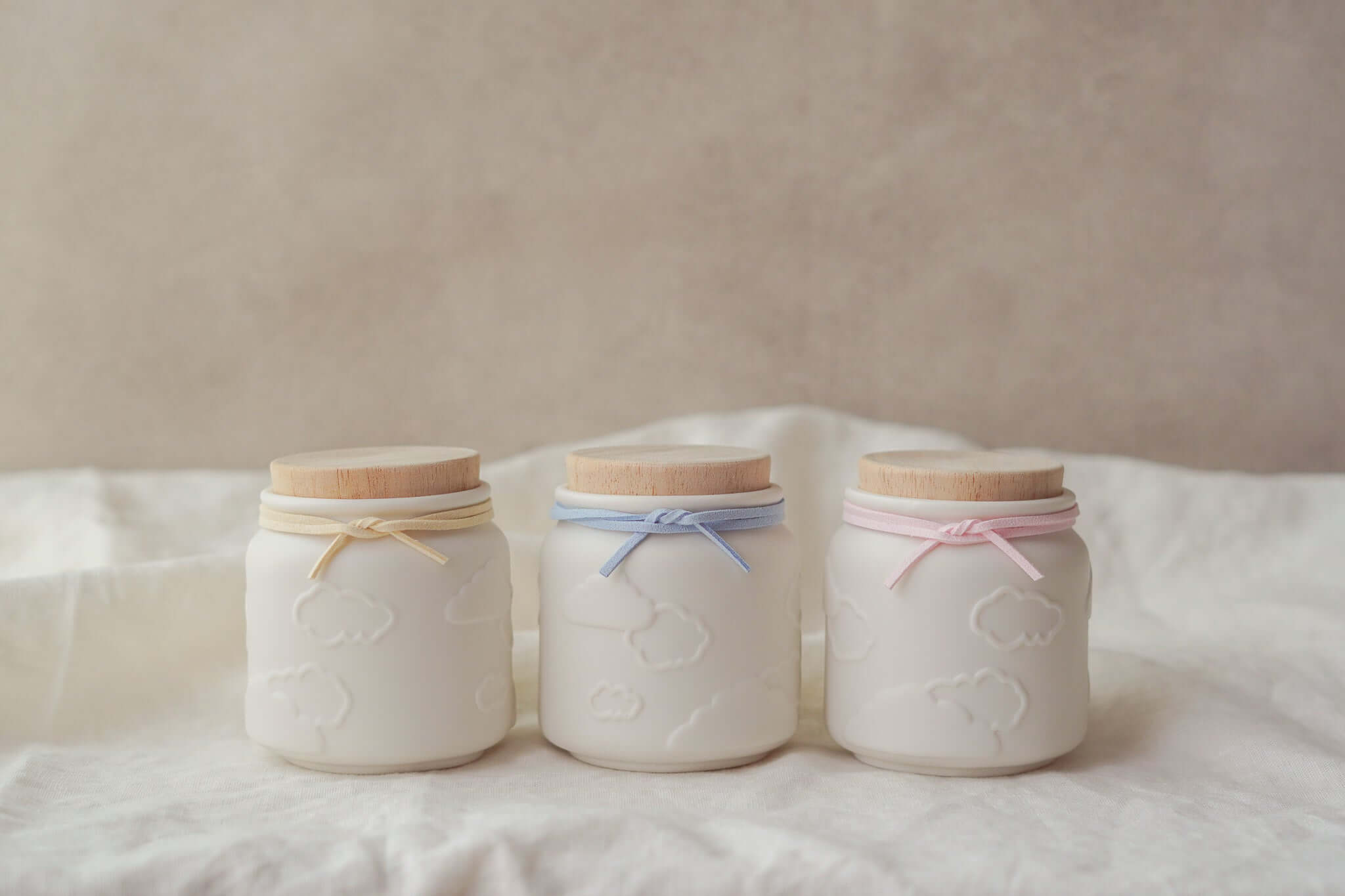 天使のうつわ-赤ちゃんのお骨壷-雲の模様と3色のパステルカラーのリボン付き。