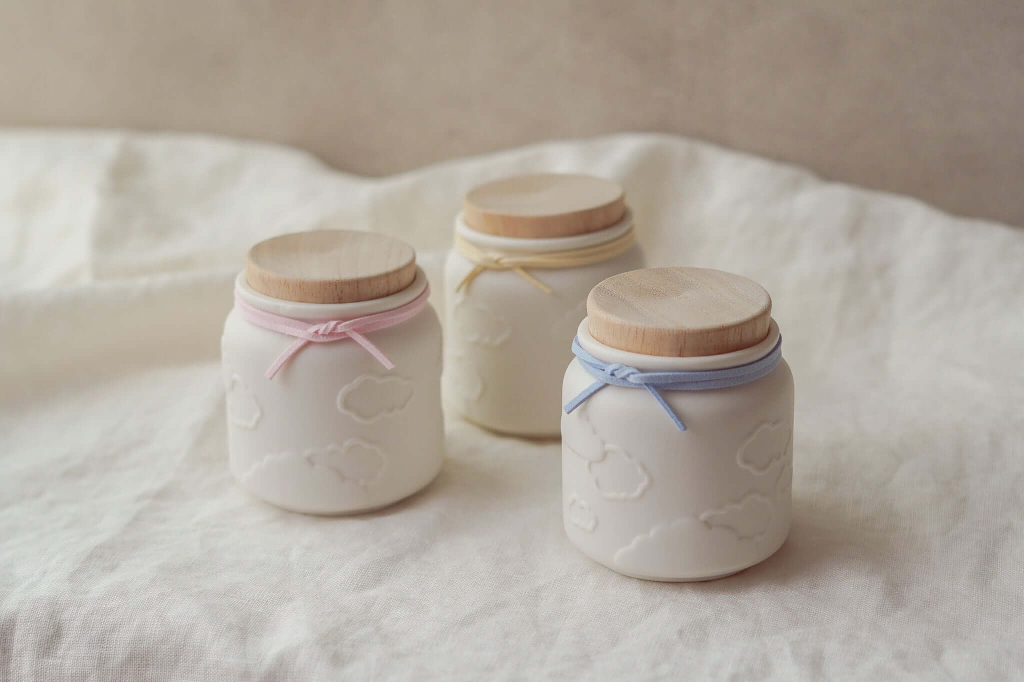 赤ちゃんのお骨壷 - 天使のうつわ、雲の模様が施された可愛らしいデザインの骨壷