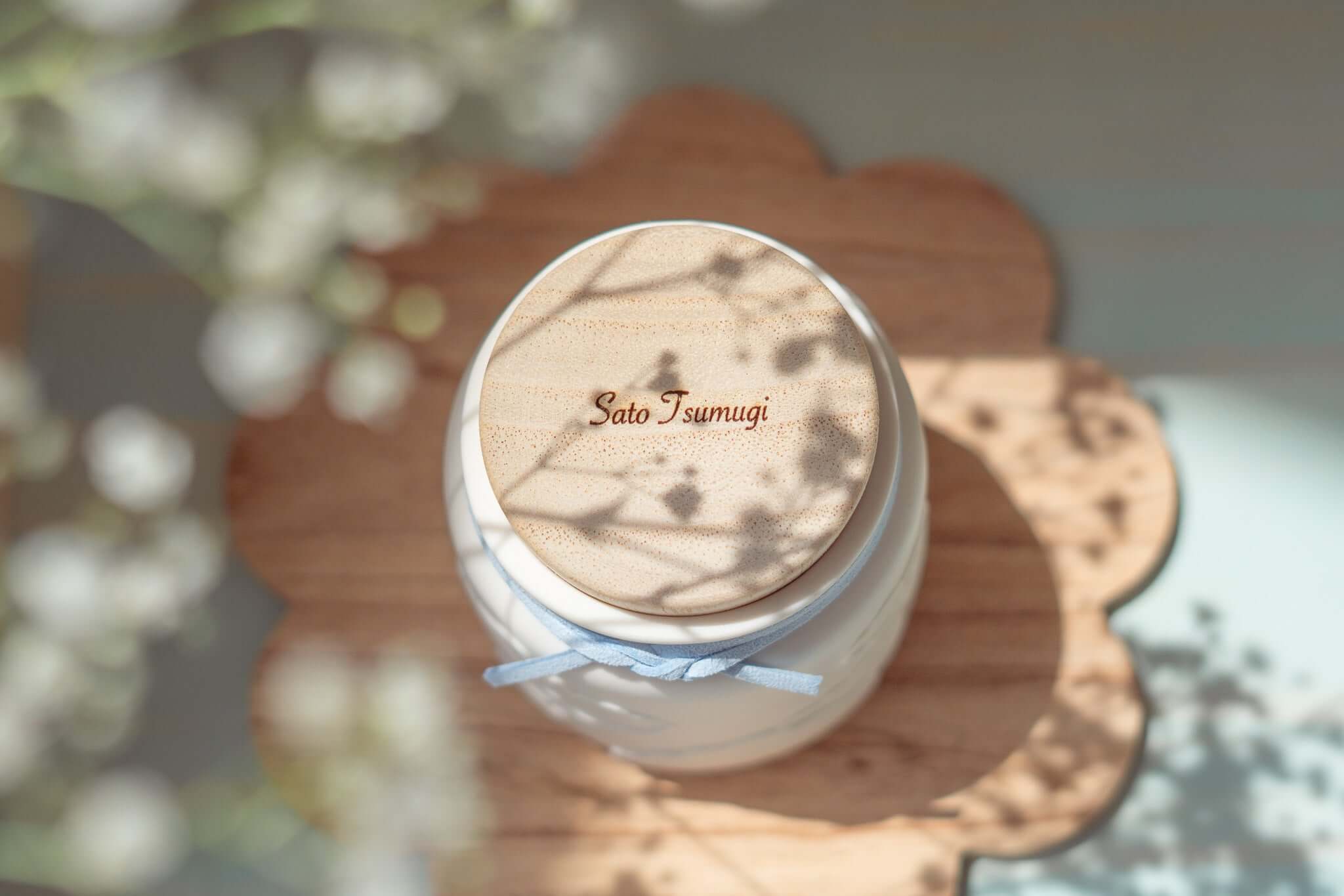 赤ちゃんのお骨壷のトップビュー、優しいデザインと名入れの桐蓋が特徴。