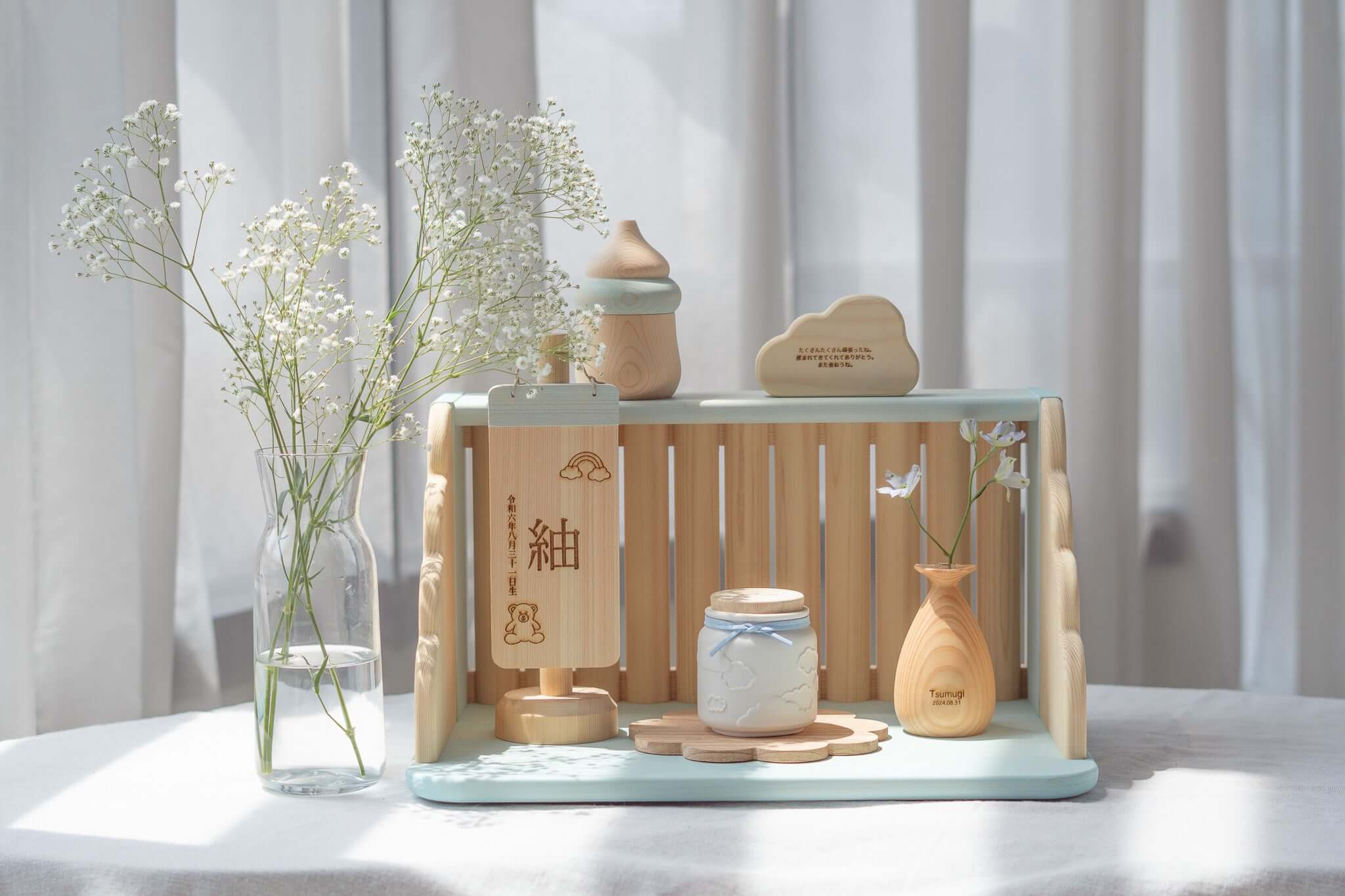 赤ちゃんのお骨壷が飾られたやさしいおうち