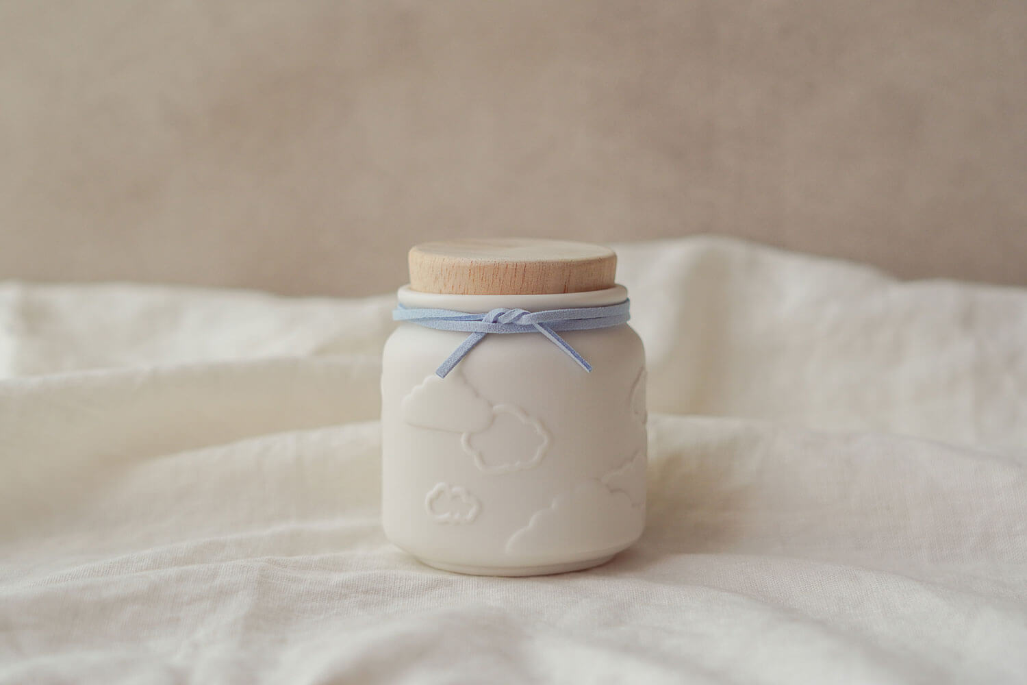 天使のうつわ-赤ちゃんのお骨壷-雲模様とあおのパステルカラーの紐付きのかわいいデザインの赤ちゃんのお骨壷