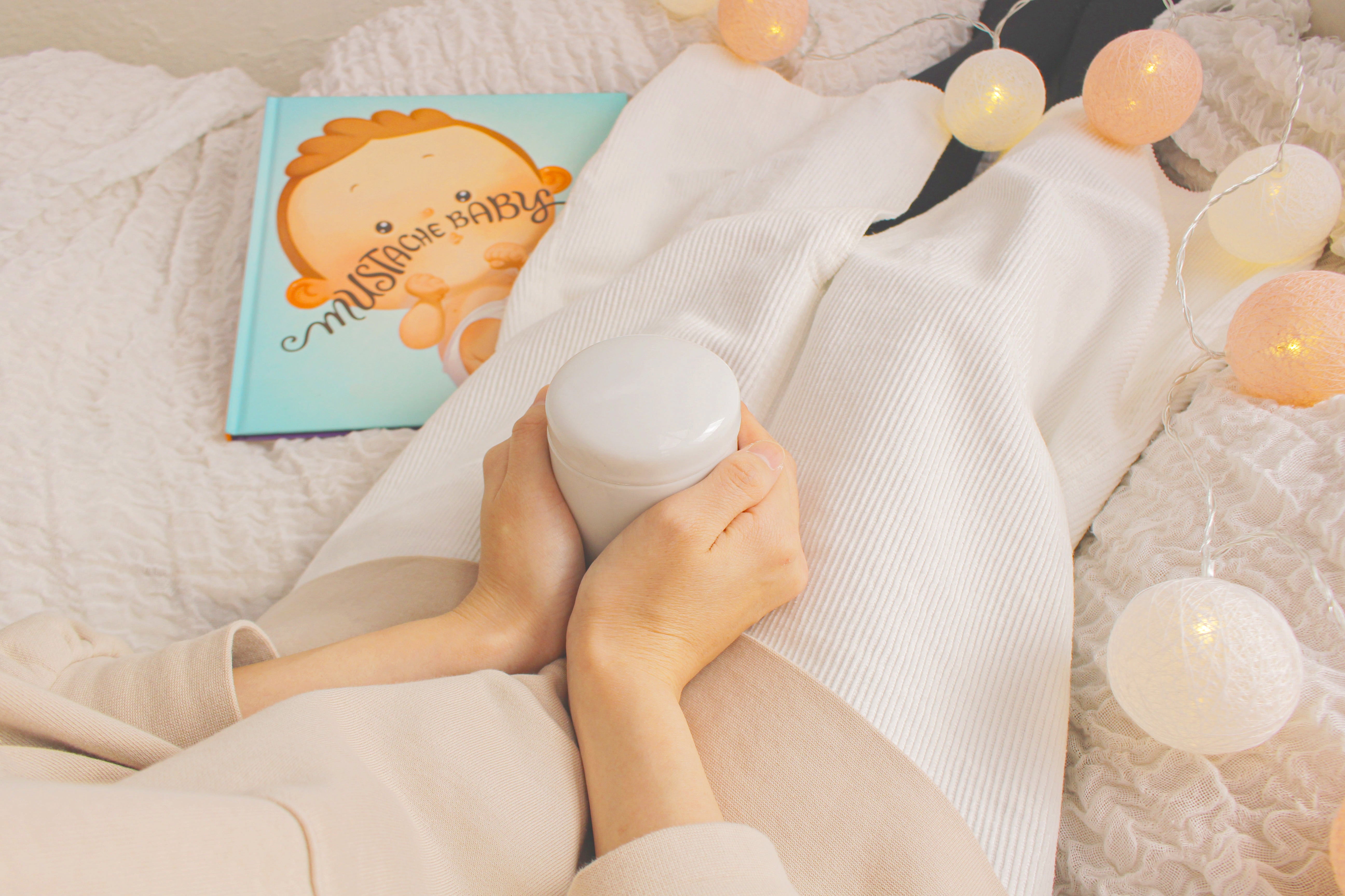 亡くなった赤ちゃんの骨壷とその母親