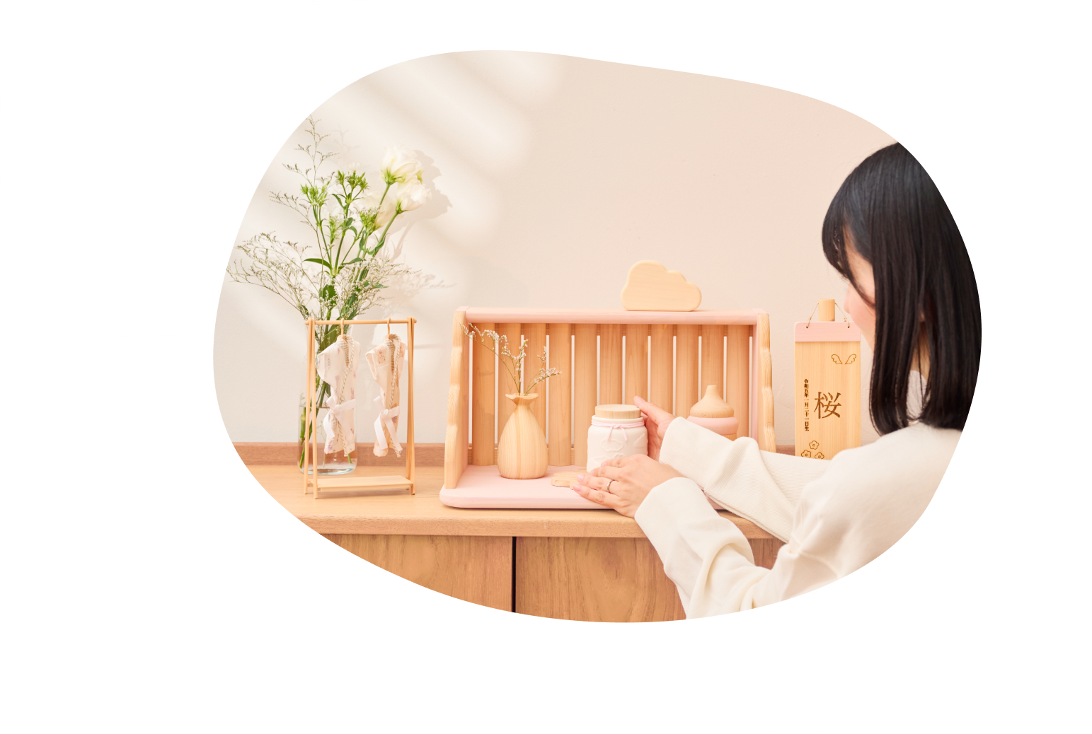 天使のうつわをなでている様子